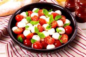 Quantas calorias em 1 Porçoes Salada Caprese?