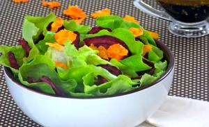 Quantas calorias em 1 Porçoes Salada Com Crisps De Cenoura E Beterraba?