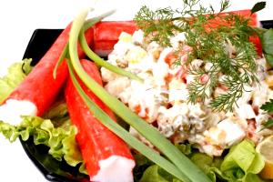 Quantas calorias em 1 Porçoes Salada Com Kani E Chia?