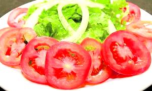 Quantas calorias em 1 Porçoes Salada De Alface E Tomate?