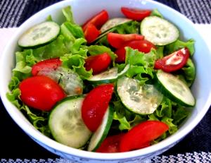 Quantas calorias em 1 Porçoes Salada De Alface Lisa Com Tomate E Pepino?