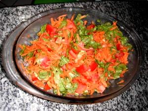 Quantas calorias em 1 Porçoes Salada De Alface,Tomate E Cenoura?