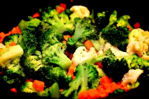 Quantas calorias em 1 Porçoes Salada De Brócolis, Couve-Flor E Cenoura?