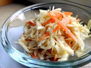 Quantas calorias em 1 Porçoes Salada De Cenoura E Couve?