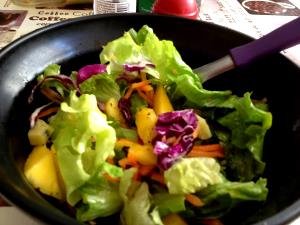 Quantas calorias em 1 Porçoes Salada De Espinafre, Cenoura Ralada E Manga?