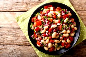 Quantas calorias em 1 Porçoes Salada De Feijão Branco?