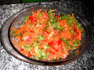 Quantas calorias em 1 Porçoes Salada De Folhas Com Cenoura E Tomate?