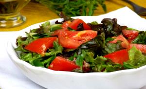 Quantas calorias em 1 Porçoes Salada De Folhas Com Tomate, Manjericão E Anchovas?