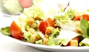 Quantas calorias em 1 Porçoes Salada De Folhas Verdes Com İscas De Frango E Croutons?