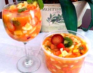 Quantas calorias em 1 Porçoes Salada De Fruta Com Molho De Laranja?