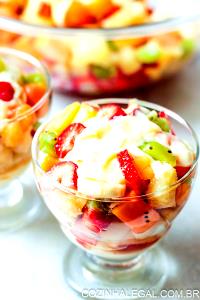 Quantas calorias em 1 Porçoes Salada De Frutas Com Creme?