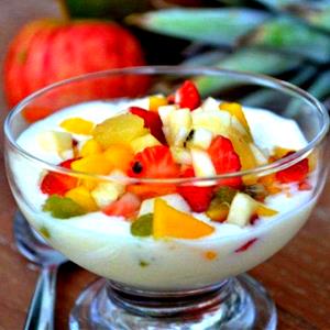 Quantas calorias em 1 Porçoes Salada De Frutas Com İogurte?