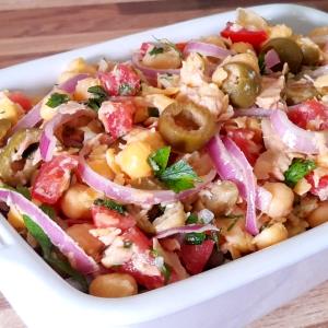 Quantas calorias em 1 Porçoes Salada De Grão De Bico Com Atum?