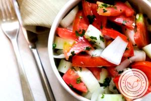 Quantas calorias em 1 Porçoes Salada De Pepino Com Tomate E Cebola?