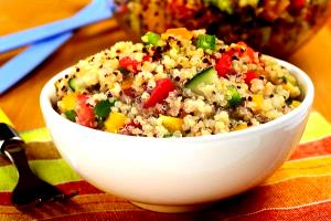 Quantas calorias em 1 Porçoes Salada De Quinoa Com Pimentão?