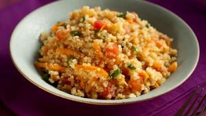 Quantas calorias em 1 Porçoes Salada De Quinoa E Gengibre - Versão Light?