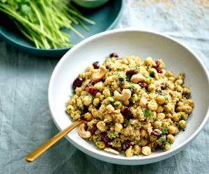 Quantas calorias em 1 Porçoes Salada De Quinoa Em Grãos?