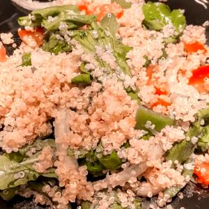 Quantas calorias em 1 Porçoes Salada De Quinoa Na Panela Elétrica?