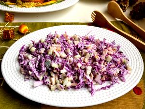 Quantas calorias em 1 Porçoes Salada De Repolho Roxo, Passas E İogurte Desnatado?