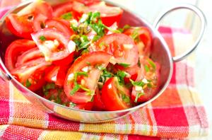 Quantas calorias em 1 Porçoes Salada De Tomate?