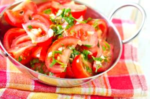 Quantas calorias em 1 Porçoes Salada De Tomates?
