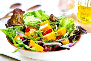 Quantas calorias em 1 Porçoes Salada Detox Colorida?