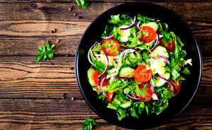 Quantas calorias em 1 Porçoes Salada Folhas Crua?