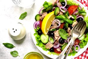 Quantas calorias em 1 Porçoes Salada Grega Com Sardinha?