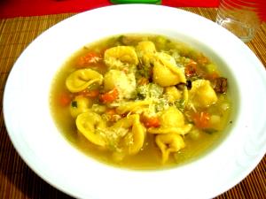Quantas calorias em 1 Porçoes Sopa De Legumes Com Frango E Capeletti?