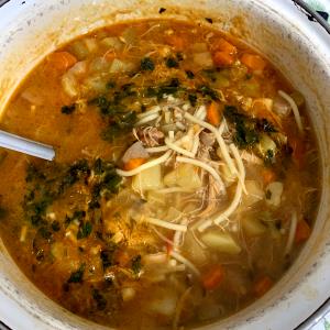 Quantas calorias em 1 Porçoes Sopa De Legumes Com Frango E Macarrão?
