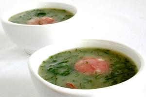 Quantas calorias em 1 Porçoes Sopa De Verde?