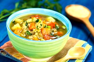 Quantas calorias em 1 Porçoes Sopa Quinua Com Salsão?