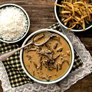 Quantas calorias em 1 Porçoes Strogonoff Carne?