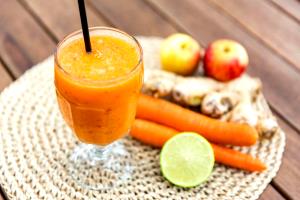 Quantas calorias em 1 Porçoes Suco De Cenoura, Maça E Gengibre?