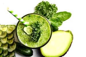 Quantas calorias em 1 Porçoes Suco Detox Com Couve, Gengibre, Hortelã, Pepino E Cenoura?