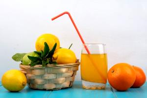 Quantas calorias em 1 Porçoes Suco Detox Com Limão E Laranja?