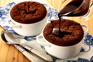 Quantas calorias em 1 Porçoes Suflê De Chocolate Com Calda Quente?
