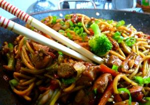 Quantas calorias em 1 Porçoes Yakisoba Com Macarrao İntegral?