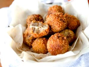 Quantas calorias em 1 Porção (23,0 G) Bolinho para assar em churrasco?