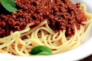 Quantas calorias em 1 Porção (283,0 G) Espaguete com molho de carne?