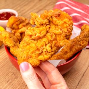 Quantas calorias em 1 Porção (81,0 G) Sobrecoxa de frango crocante, Kentucky Fried Chicken (KFC)?
