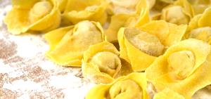 Quantas calorias em 1 prato (80 g) Macarrão Tortellini?