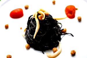 Quantas calorias em 1 prato raso (80 g) Spaghetti Al Nero di Seppia?