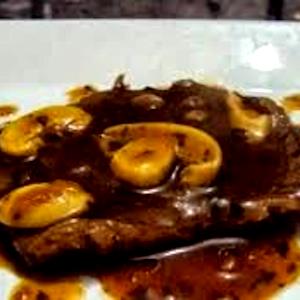 Quantas calorias em 1 quentinha (300 g) Carne Ao Molho Madeira?