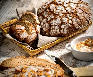 Quantas calorias em 1 Receita Completa Pão De Centeio E Banha?