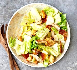 Quantas calorias em 1 salada Chicken Caesar Salad?