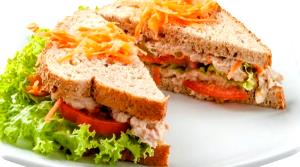 Quantas calorias em 1 sanduíche (110 g) Sanduíche Frango Salada?