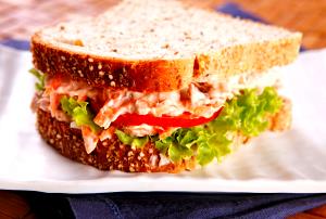 Quantas calorias em 1 sanduíche (140 g) Sanduíche de Atum?