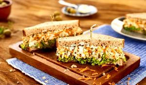Quantas calorias em 1 sanduíche (245 g) Salpicão Salada?