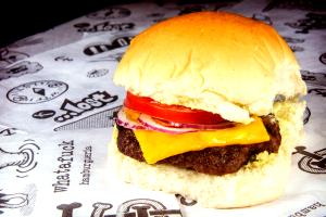 Quantas calorias em 1 sanduíche (330 g) Cheeseburger de Cordeiro?